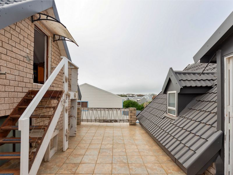 Stunning Dual-Section Property in Britannia Bay - Photo 9