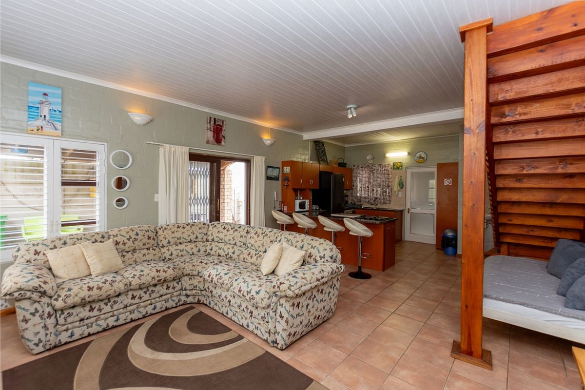 Stunning Dual-Section Property in Britannia Bay - Photo 3