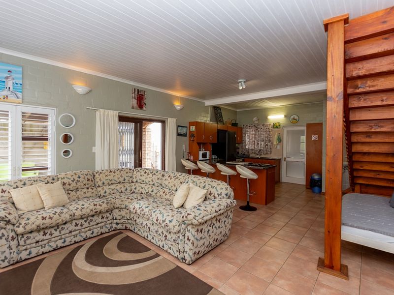 Stunning Dual-Section Property in Britannia Bay - Photo 3