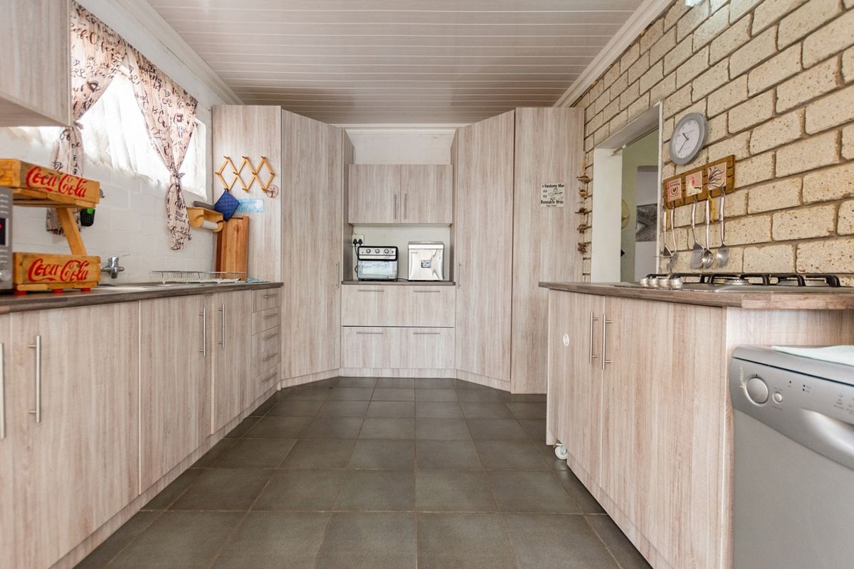 Stunning Dual-Section Property in Britannia Bay - Photo 2