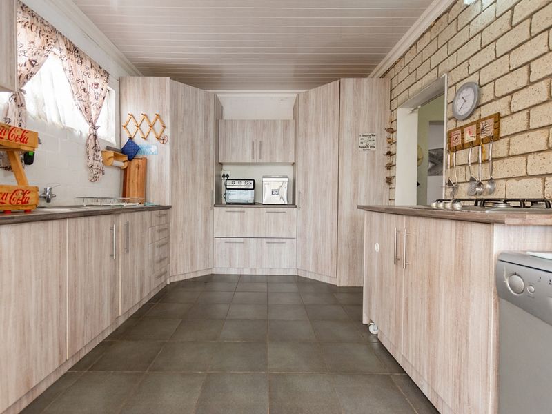 Stunning Dual-Section Property in Britannia Bay - Photo 2