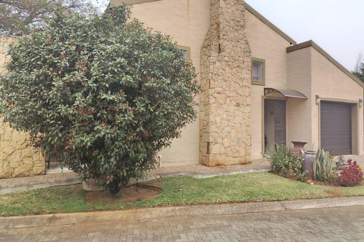 Stunning 3-bedroom home in Retirement Estate, Waterval East, Rustenburg - Photo 2