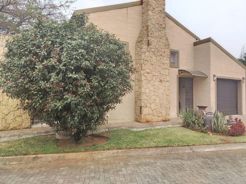Stunning 3-bedroom home in Retirement Estate, Waterval East, Rustenburg - Photo 2