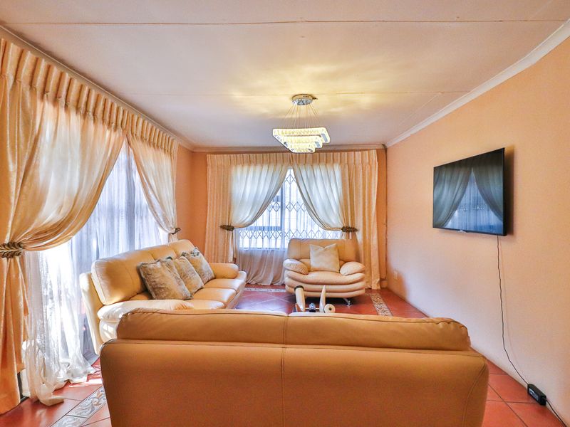 STOP - MUST VIEW “Endless Space, Endless Potential – The Perfect Family Home” - Photo 6