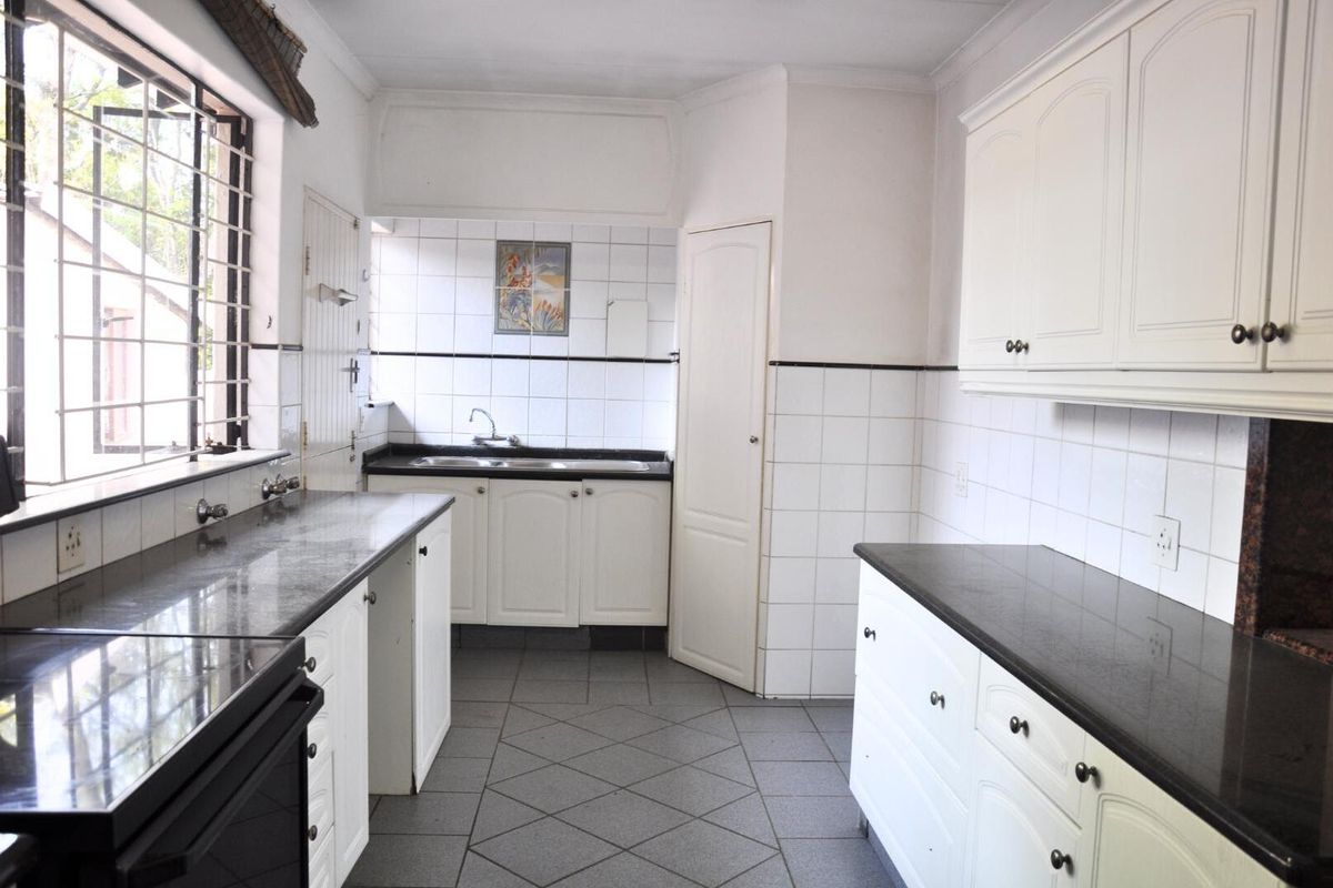 6-Bedroom, 4-Bathroom Home with Endless Potential – Boomed-Off Area! - Photo 3