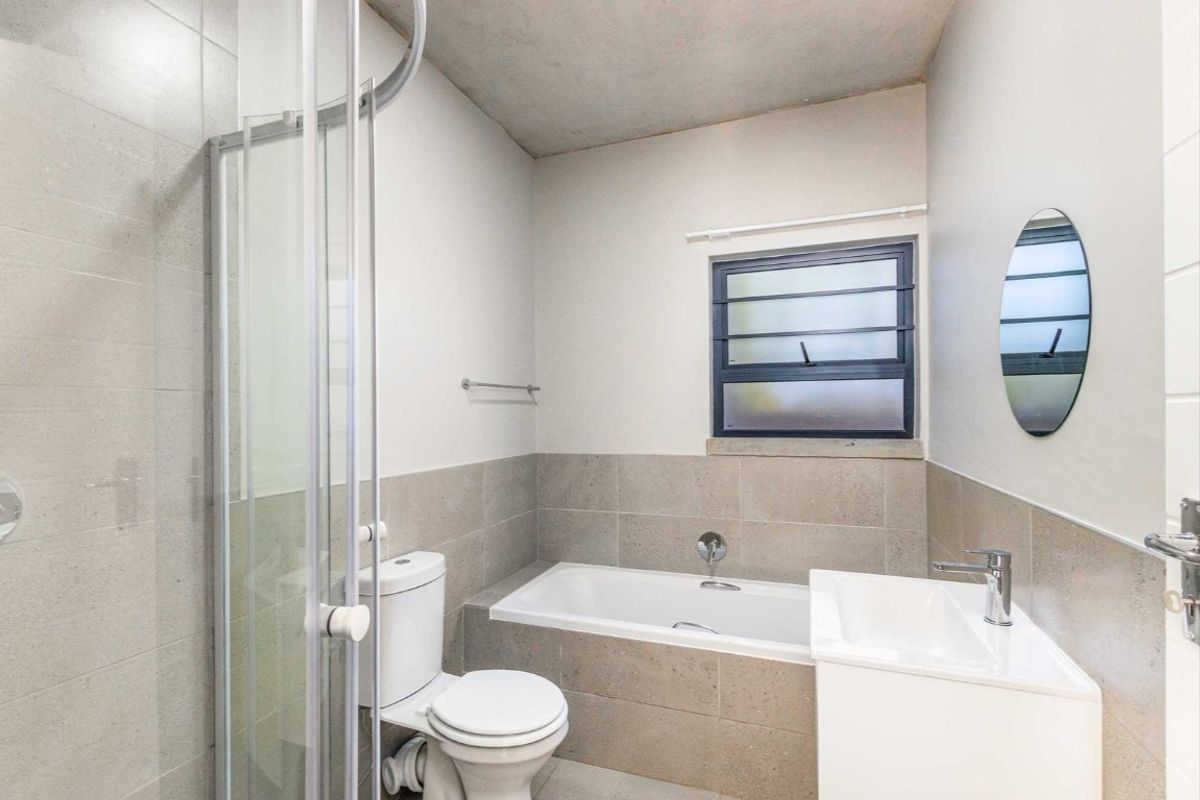 SECURE YOUR STYLISH SECOND-FLOOR APARTMENT TODAY! - Photo 5