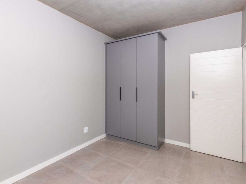 SECURE YOUR STYLISH SECOND-FLOOR APARTMENT TODAY! - Photo 6