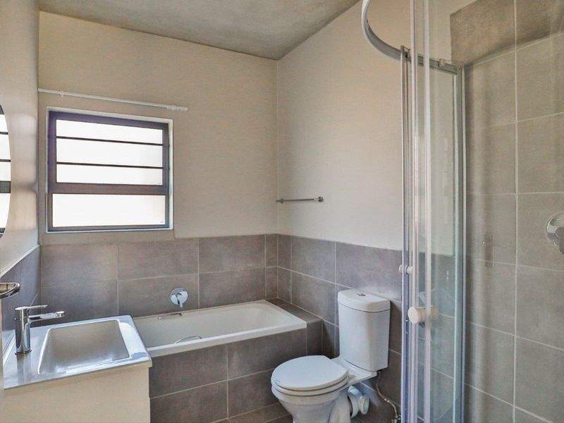 SECURE YOUR STYLISH SECOND-FLOOR APARTMENT TODAY! - Photo 3