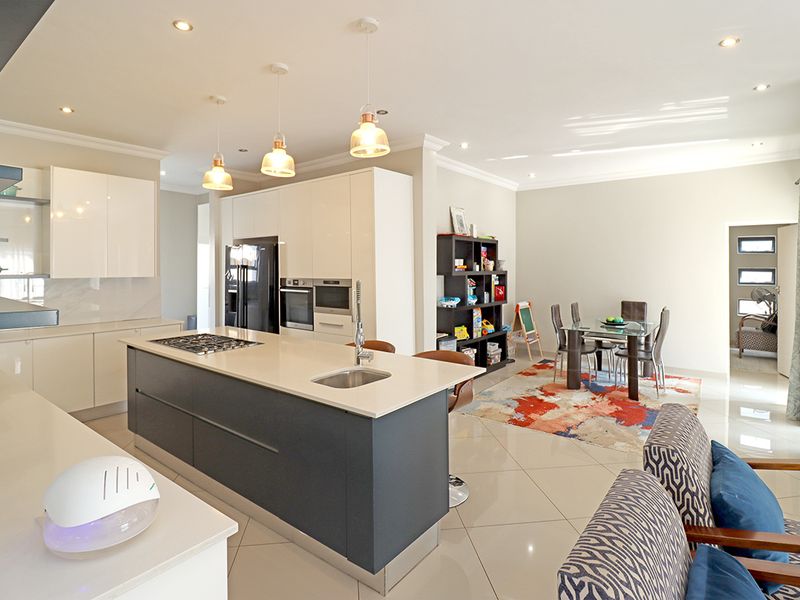 A Masterpiece of Modern Luxury in Thatchfield Hills Estate - Photo 3