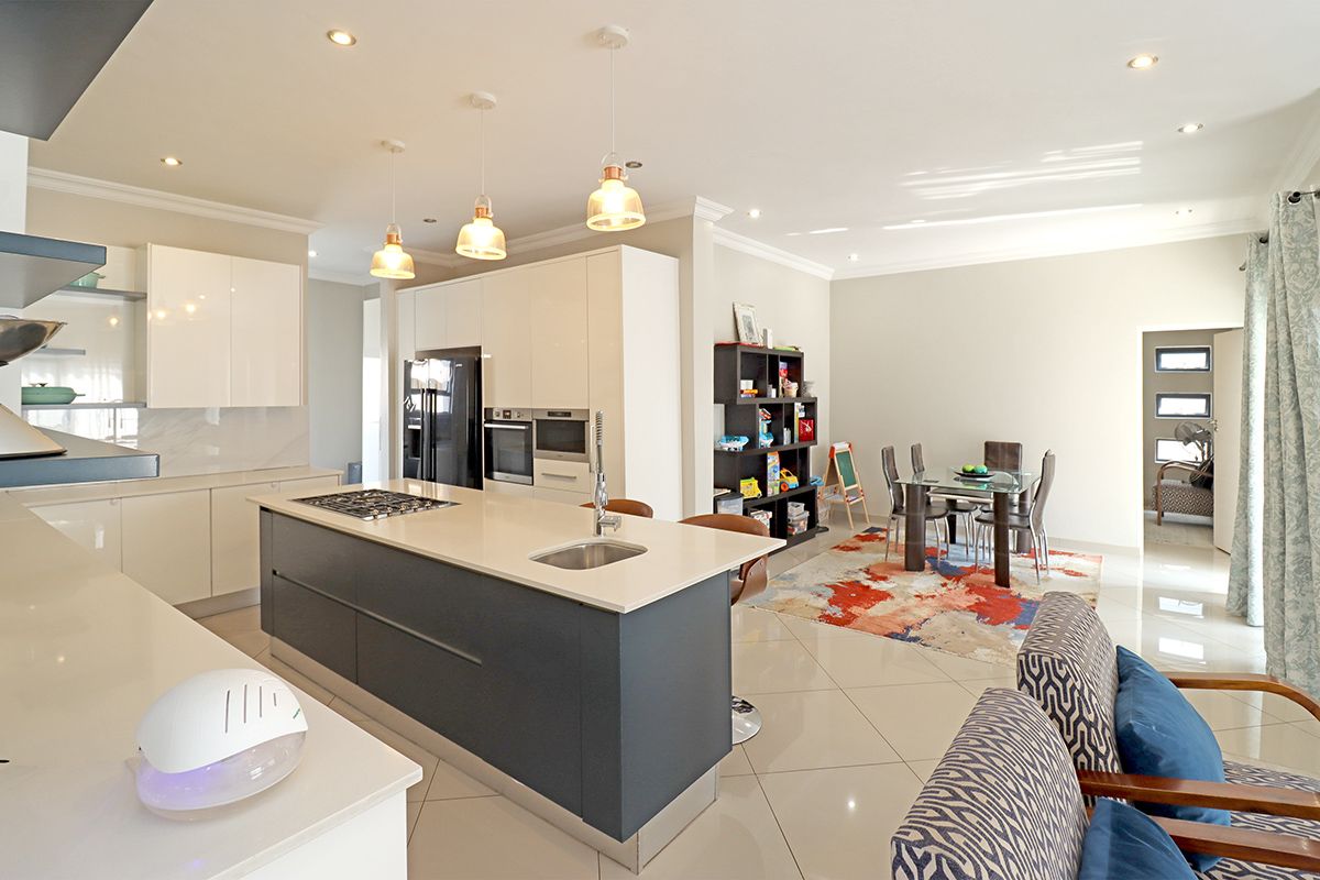 A Masterpiece of Modern Luxury in Thatchfield Hills Estate - Photo 3