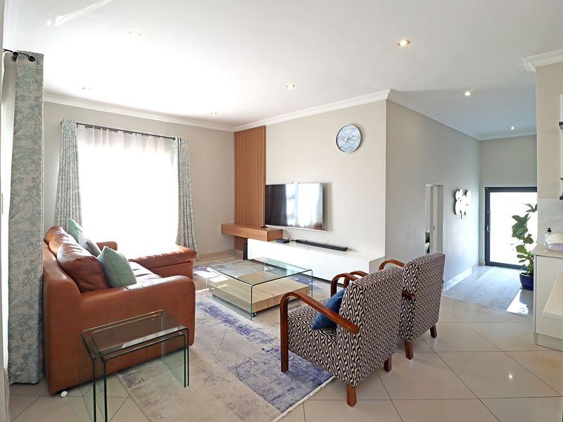 A Masterpiece of Modern Luxury in Thatchfield Hills Estate - Photo 5