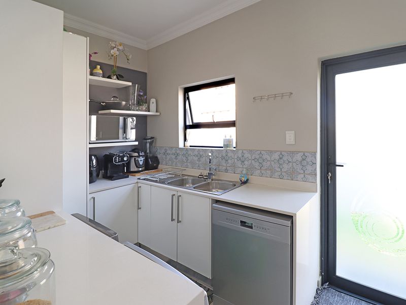 A Masterpiece of Modern Luxury in Thatchfield Hills Estate - Photo 10