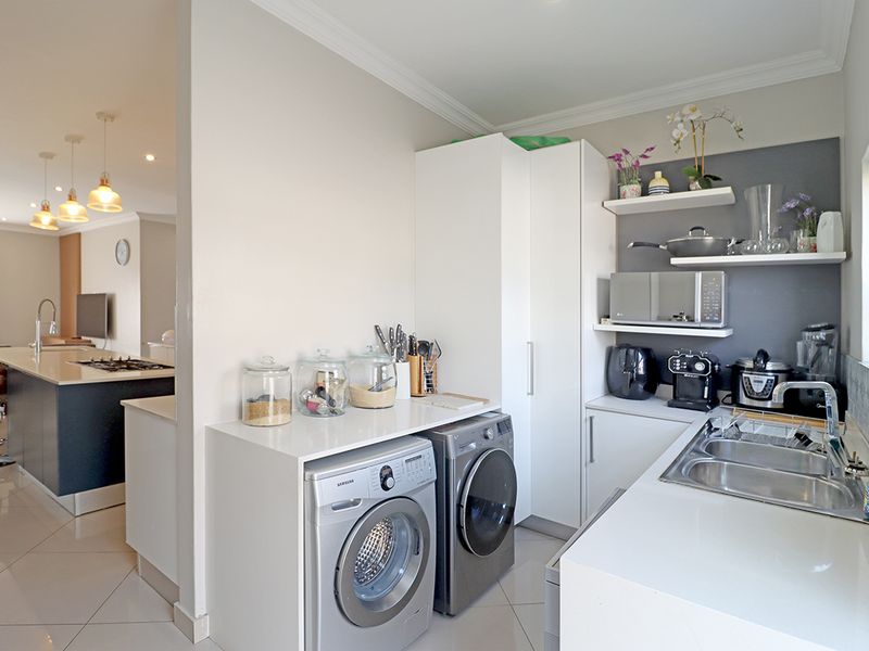 A Masterpiece of Modern Luxury in Thatchfield Hills Estate - Photo 9