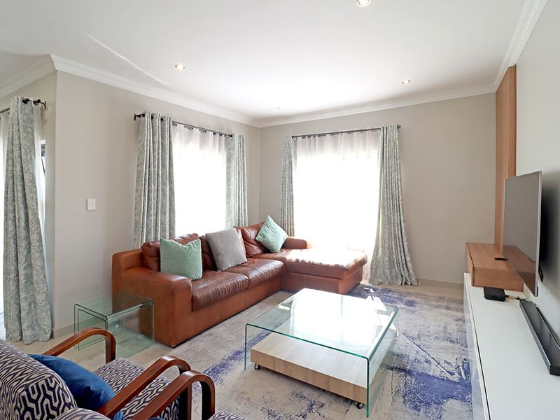 A Masterpiece of Modern Luxury in Thatchfield Hills Estate - Photo 4