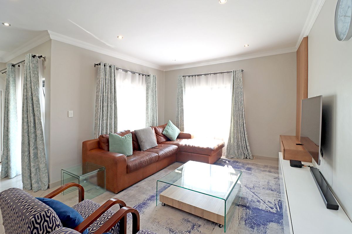 A Masterpiece of Modern Luxury in Thatchfield Hills Estate - Photo 4