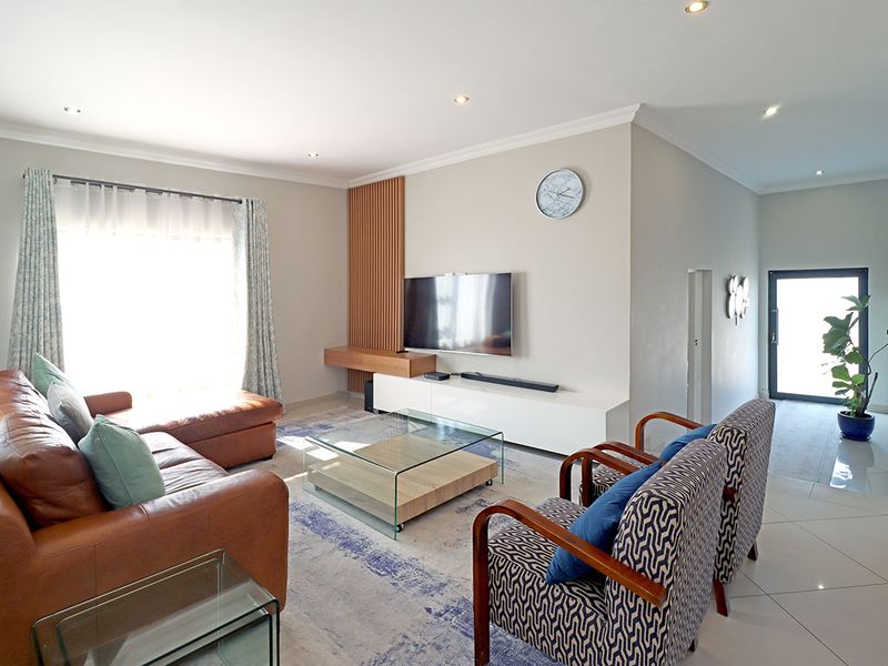 A Masterpiece of Modern Luxury in Thatchfield Hills Estate - Photo 6