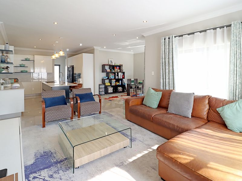 A Masterpiece of Modern Luxury in Thatchfield Hills Estate - Photo 2