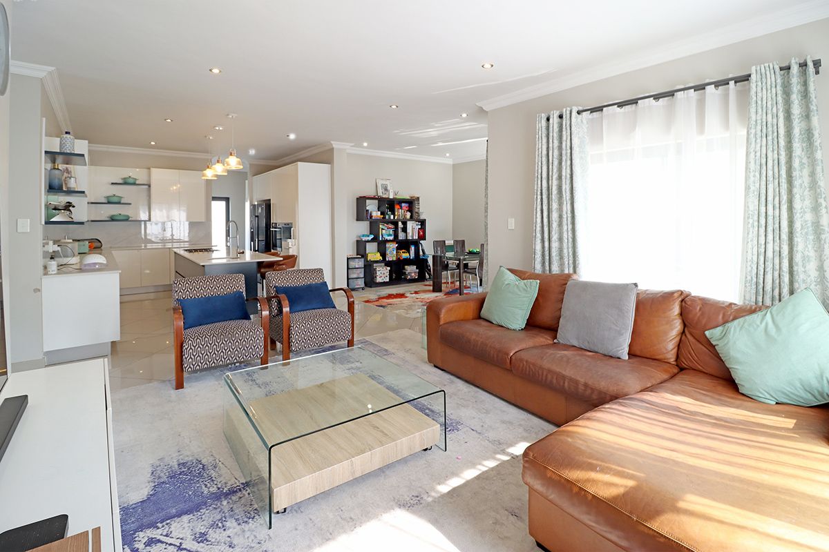 A Masterpiece of Modern Luxury in Thatchfield Hills Estate - Photo 2