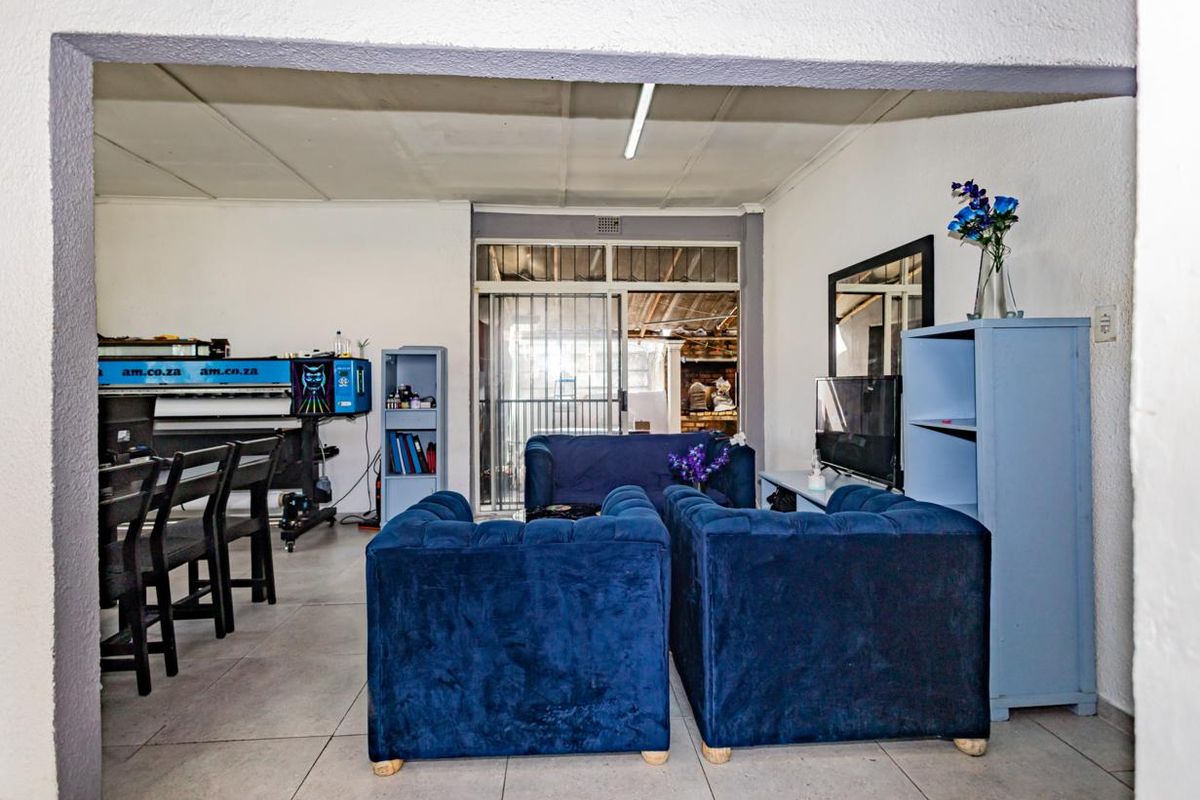 Charming 3-bedroom house  Peerless Park East, Kraaifontein— with 1 bedroom flat - Photo 4