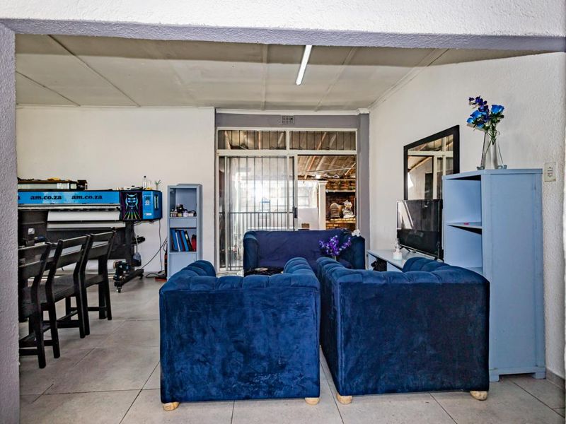 Charming 3-bedroom house  Peerless Park East, Kraaifontein— with 1 bedroom flat - Photo 4