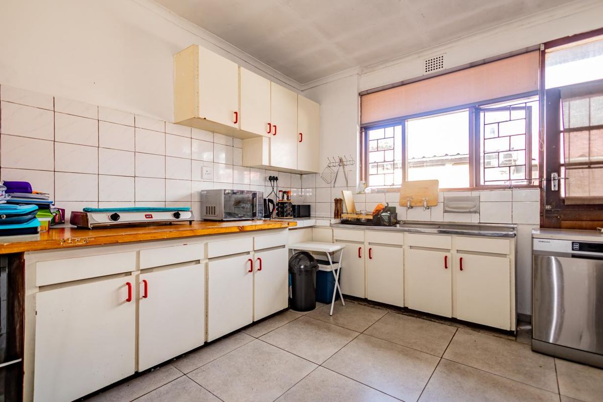 Charming 3-bedroom house  Peerless Park East, Kraaifontein— with 1 bedroom flat - Photo 5