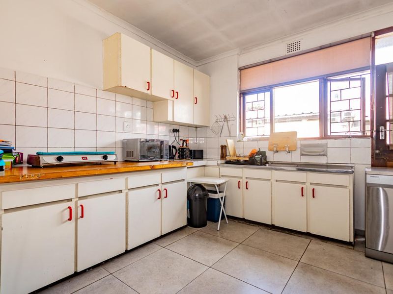 Charming 3-bedroom house  Peerless Park East, Kraaifontein— with 1 bedroom flat - Photo 5
