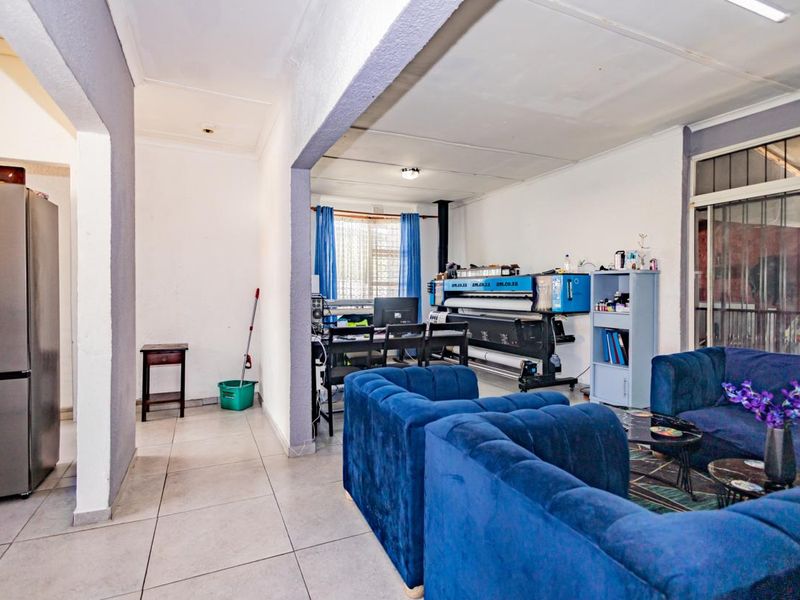 Charming 3-bedroom house  Peerless Park East, Kraaifontein— with 1 bedroom flat - Photo 2