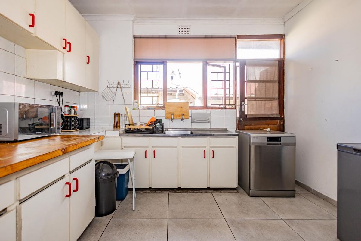 Charming 3-bedroom house  Peerless Park East, Kraaifontein— with 1 bedroom flat - Photo 3