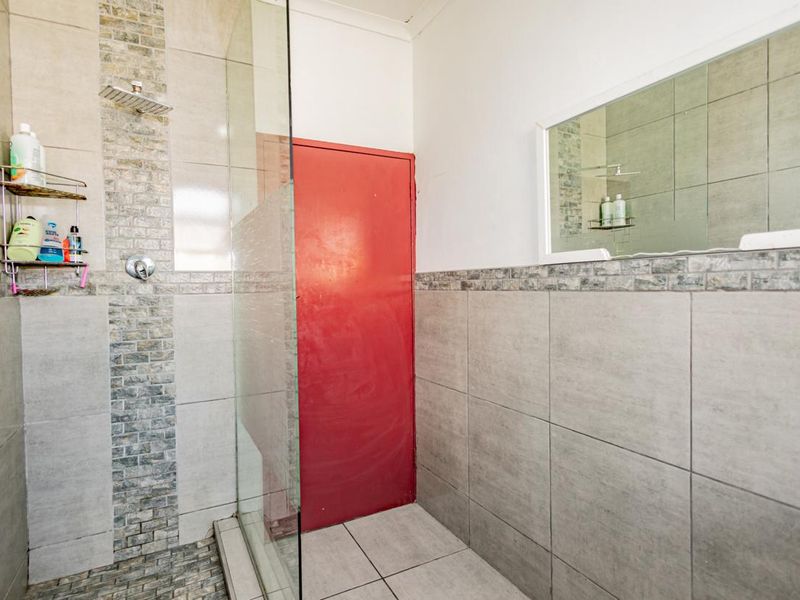 Charming 3-bedroom house  Peerless Park East, Kraaifontein— with 1 bedroom flat - Photo 6