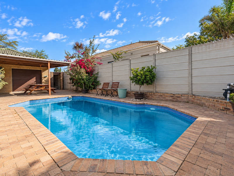Face-Brick Family Home with Pool, Indoor Braai & Versatile 4th Bedroom - Photo 10