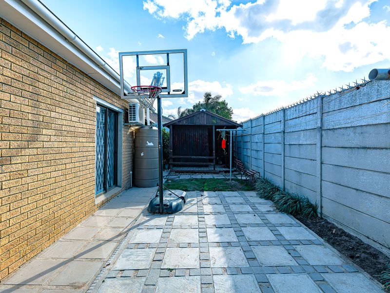 Face-Brick Family Home with Pool, Indoor Braai & Versatile 4th Bedroom - Photo 9