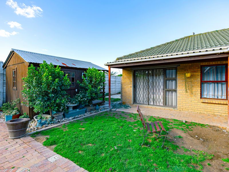 Face-Brick Family Home with Pool, Indoor Braai & Versatile 4th Bedroom - Photo 7