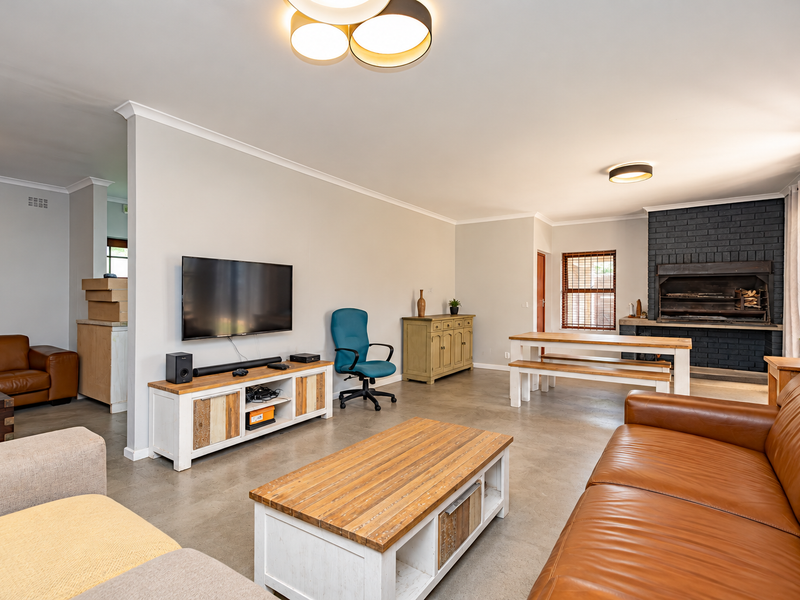 Face-Brick Family Home with Pool, Indoor Braai & Versatile 4th Bedroom - Photo 2