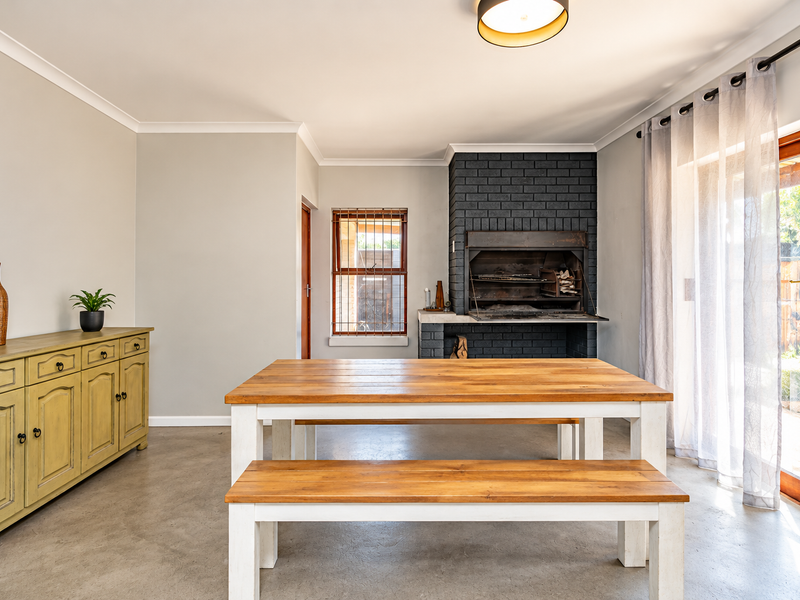 Face-Brick Family Home with Pool, Indoor Braai & Versatile 4th Bedroom - Photo 5