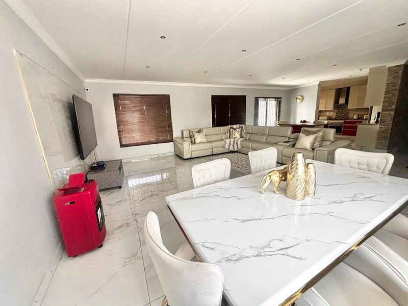 Modern 4-Bedroom Family Home with Pool & Entertainment Area! - Photo 5