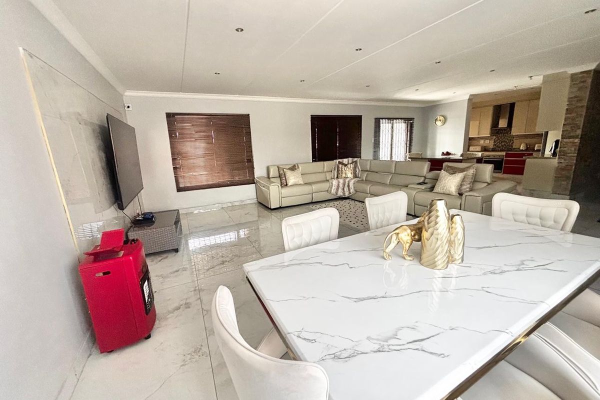 Modern 4-Bedroom Family Home with Pool & Entertainment Area! - Photo 5