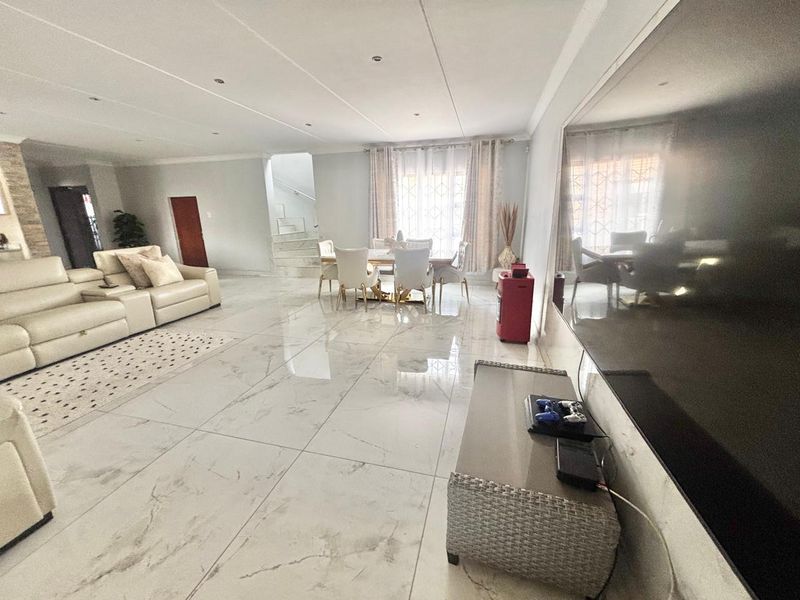 Modern 4-Bedroom Family Home with Pool & Entertainment Area! - Photo 4