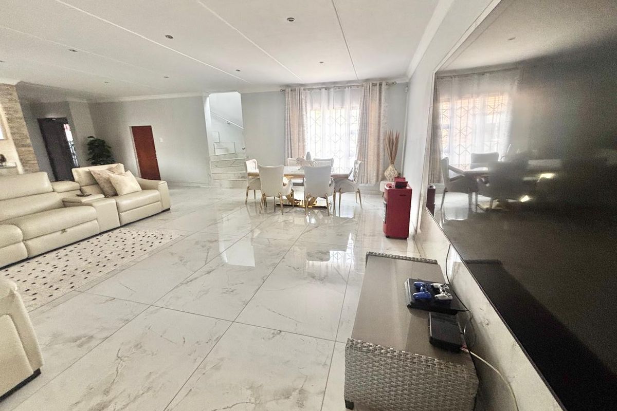 Modern 4-Bedroom Family Home with Pool & Entertainment Area! - Photo 4
