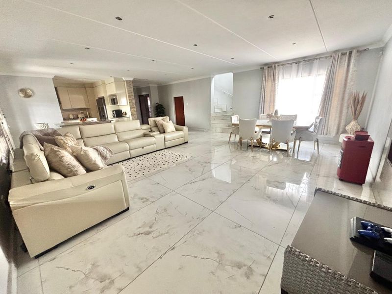 Modern 4-Bedroom Family Home with Pool & Entertainment Area! - Photo 6