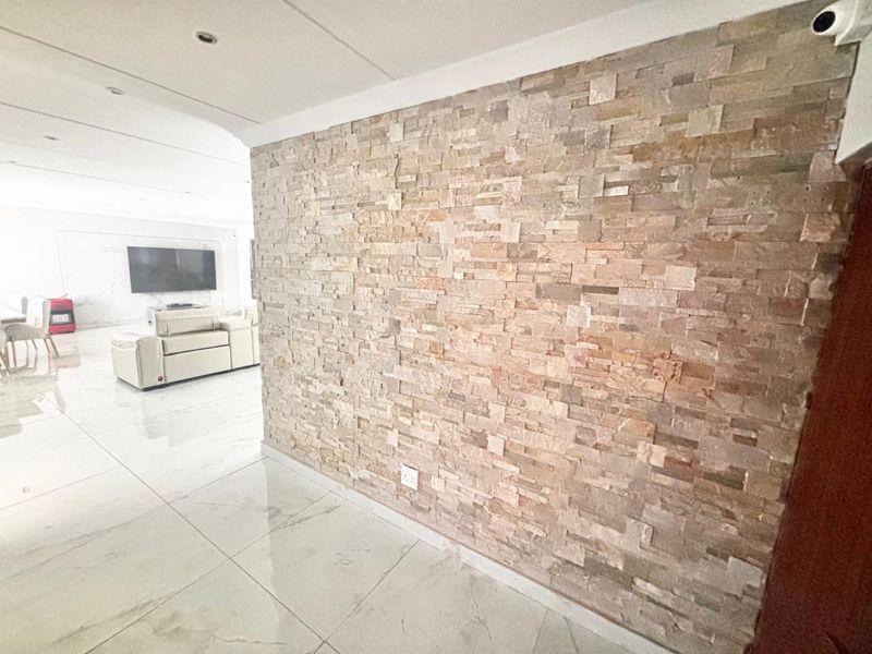 Modern 4-Bedroom Family Home with Pool & Entertainment Area! - Photo 2