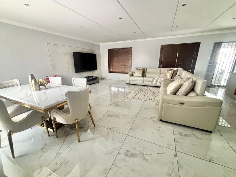 Modern 4-Bedroom Family Home with Pool & Entertainment Area! - Photo 7