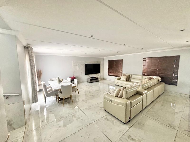 Modern 4-Bedroom Family Home with Pool & Entertainment Area! - Photo 3