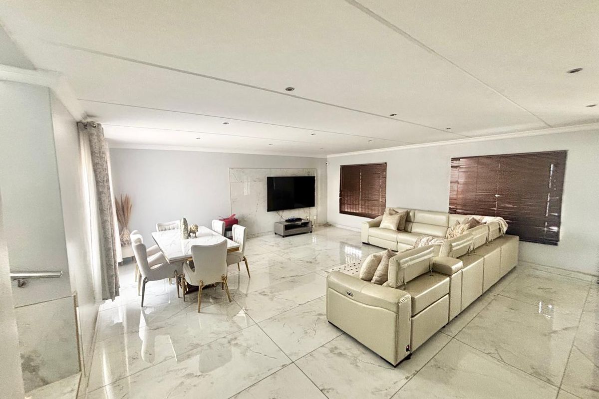 Modern 4-Bedroom Family Home with Pool & Entertainment Area! - Photo 3