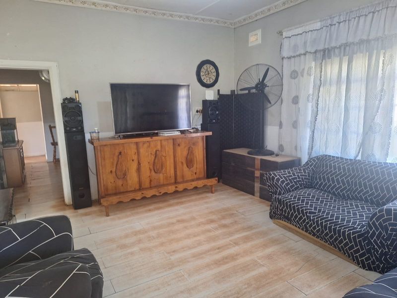 Well Priced Home with Character in Leafy Prestbury - Photo 3