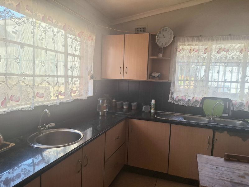 Well Priced Home with Character in Leafy Prestbury - Photo 5