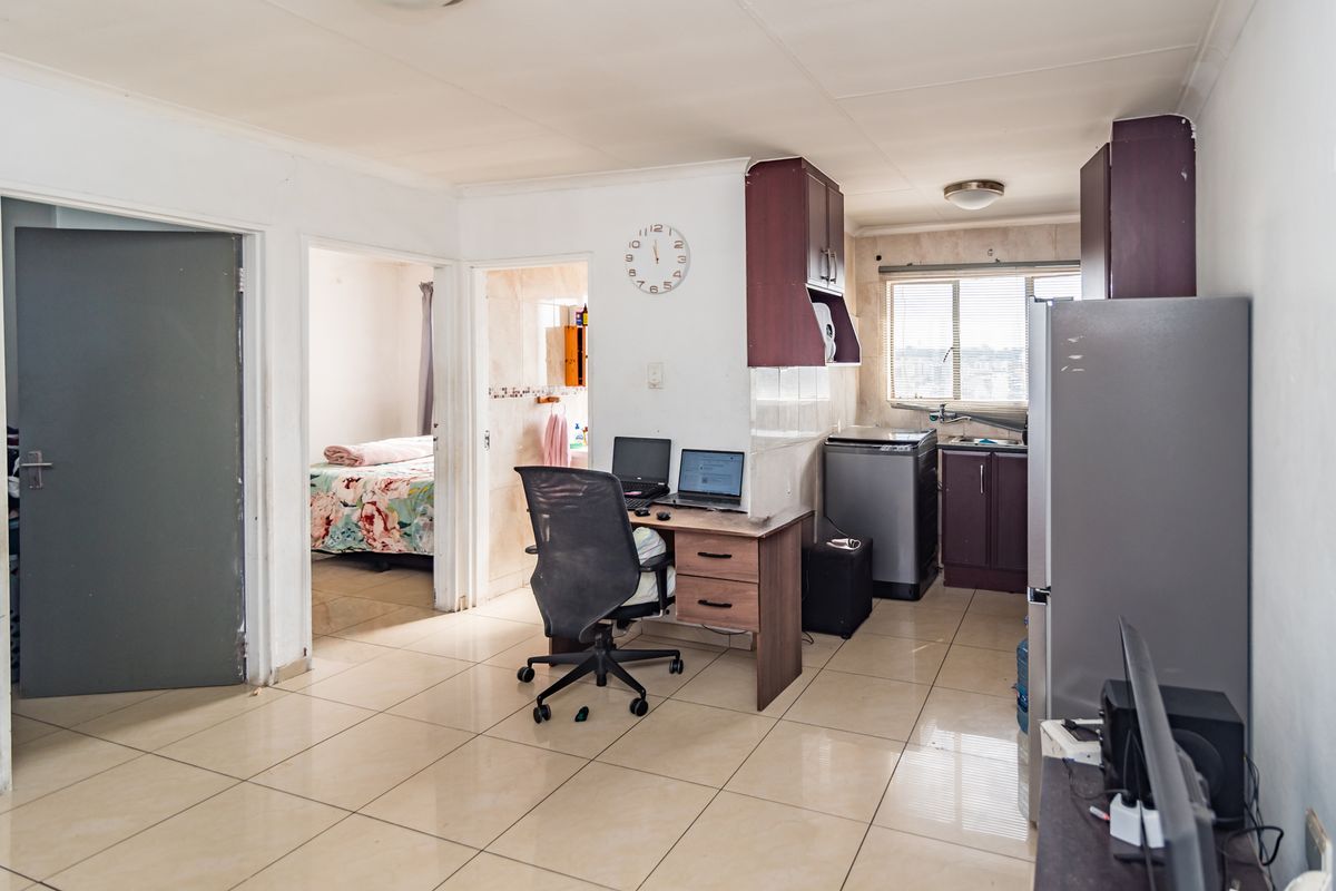 Charming 2-Bedroom Aapartment in Fleurhof, Roodepoort—Your Perfect Home Awaits! Don't miss out! - Photo 3