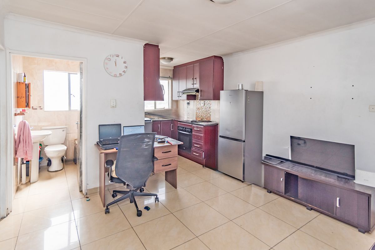 Charming 2-Bedroom Aapartment in Fleurhof, Roodepoort—Your Perfect Home Awaits! Don't miss out! - Photo 2