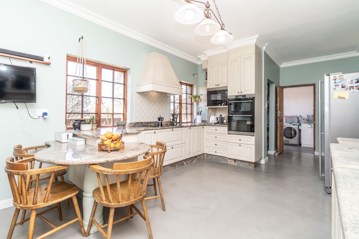 Home in the Sought After Boomed Off Bryanston East Hamilton Village - Photo 5