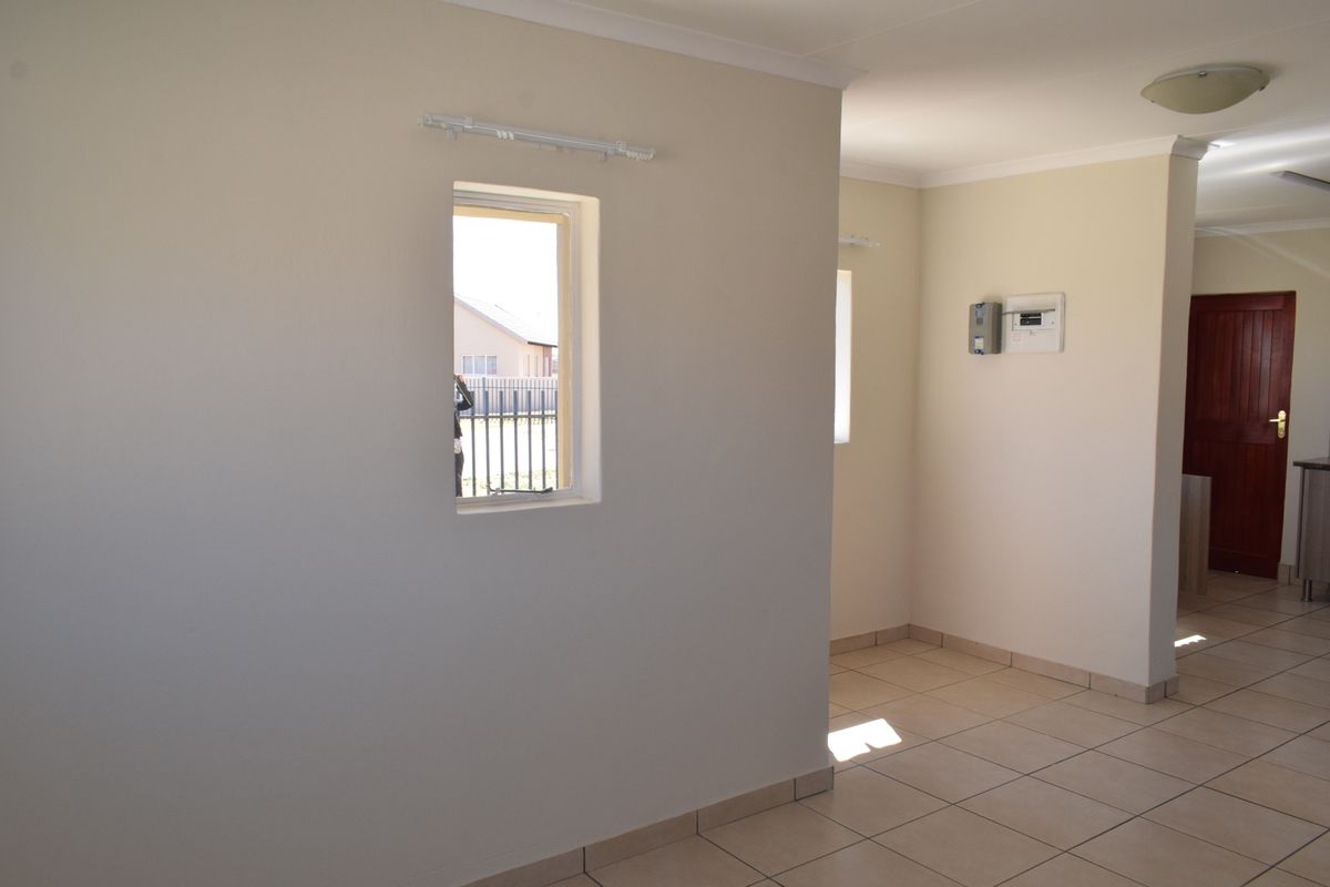 Affordable Luxury- 3 Bedroom House in a great Area - Photo 4