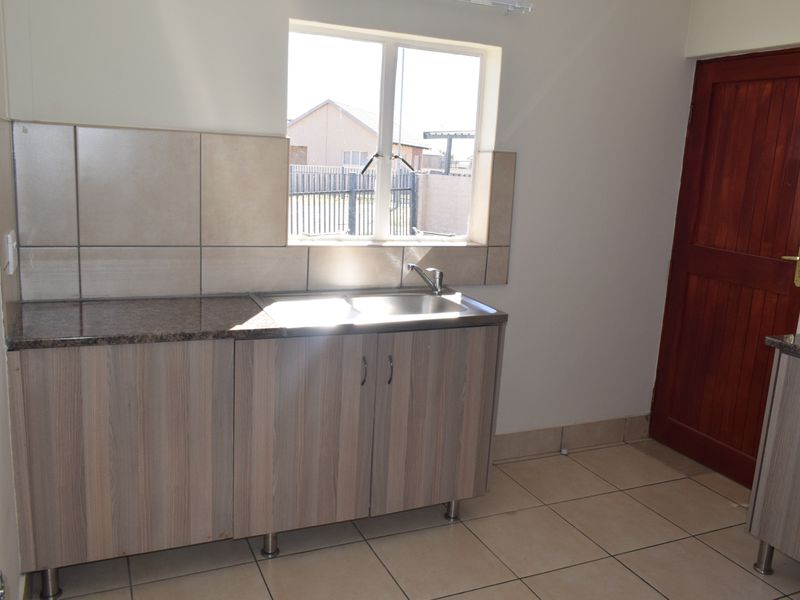 Affordable Luxury- 3 Bedroom House in a great Area - Photo 8